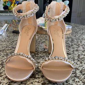 NEVER WORN Badgley Mischka Block Heel Size 8.5